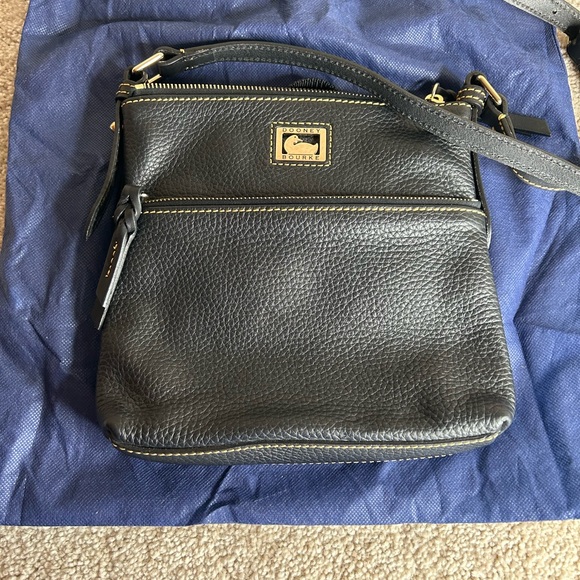 Dooney & Bourke black leather pebble letter carrier crossbody no dust bag cover - Picture 2 of 10